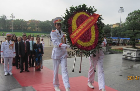 Overseas Vietnamese pay tribute to Uncle Ho